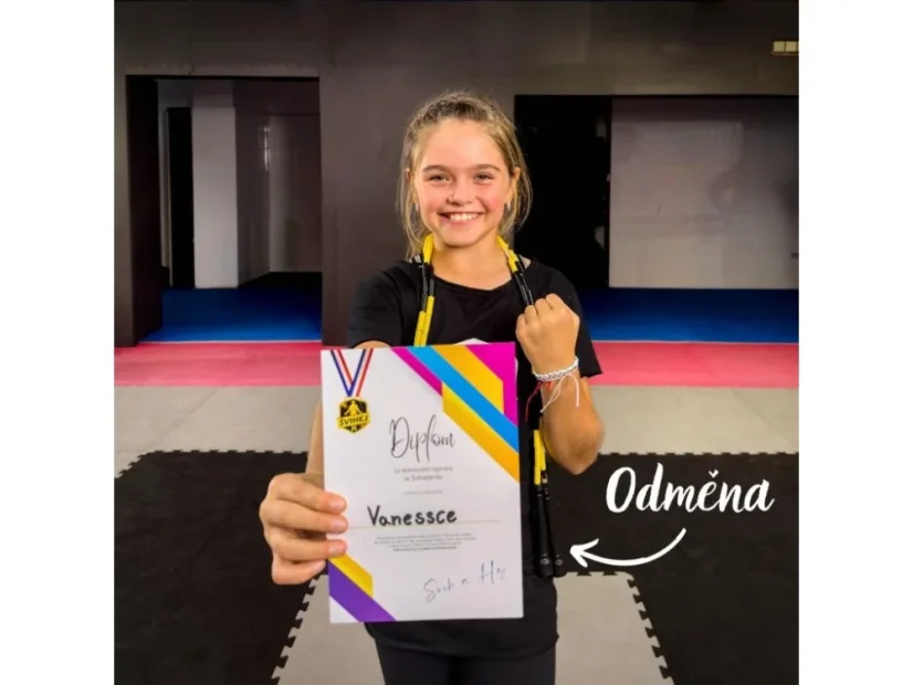 Švihej Dětská hra švihejland + švihadlo,rukojeť černá, korálky 2x růžová, bílá,černá 7-9 l
