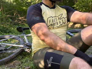 Fresh Trash cyklo v praxi: bib shorts a tričko z plastu z moře