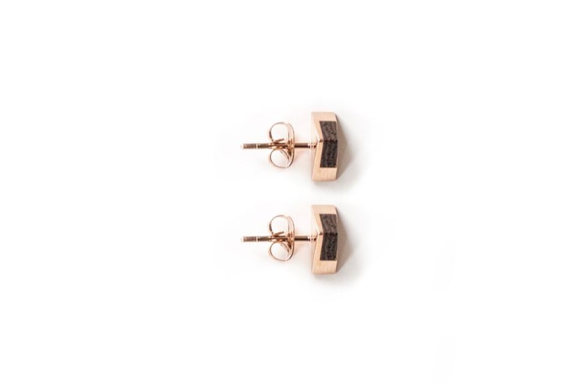 BeWooden Virie Earrings Triangle, kovové náušnice s dřevěným detailem